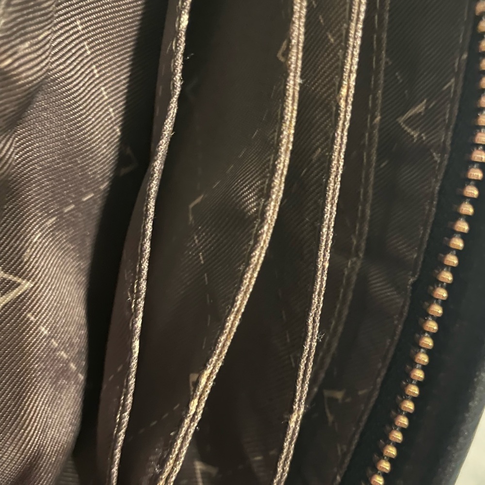 Elegant Black Leather Crossbody Bag - Picture 7 of 16